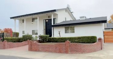 Дом с тайной: подвал оказался входом в забытый бункер времен Холодной войны (видео)