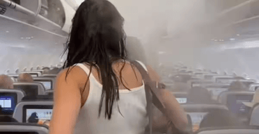 "Здається, йде дощ": пасажири літака промокли наскрізь під час польоту (відео)