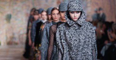 Панама, фуражка или меховая шапка.  Самые модные головные уборы осени и зимы 2021-22