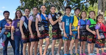 "Близнюки перші почали": мати 10 дітей пояснила, для чого одягає їх в однаковий одяг (фото)