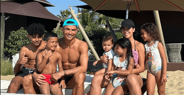 Кріштіану Роналду показав на одному кадрі всіх своїх дітей (фото)