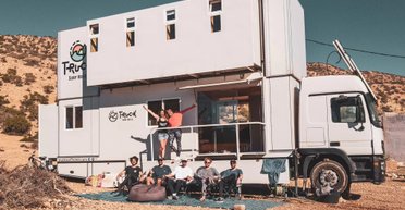 Отель на колесах: грузовой Mercedes превратили в большой двухэтажный автодом (фото)