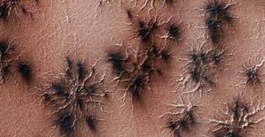 Учені з NASA з'ясували, чому на Марсі постійно з'являються моторошні "павуки" (фото)
