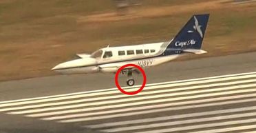 "Він просто геній": пілот-віртуоз посадив літак лише з одним робочим колесом в шасі (відео)