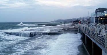 "Нефтяные пятна" появились на двух пляжах в Одессе: что известно