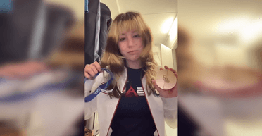 Отваливаются кусочки: у призеров Олимпиады-2026 массово ломаются медали (видео)