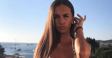 "Бігти нікуди": знайомий помітив моторошну деталь на селфі дівчини (фото)