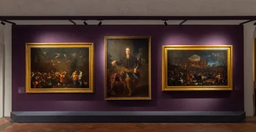 Селфи со скандалом: турист в Италии порвал старинную картину во время создания фото