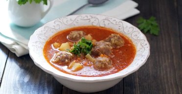 Вкус, знакомый с детства: рецепт томатного супа с фрикадельками