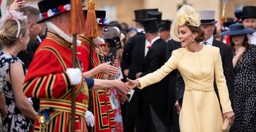 Кейт Міддлтон уперше за два роки з'явилася на садовій вечірці в Букінгемському палаці (фото)