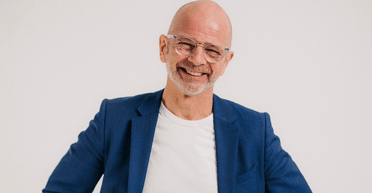 "Разбивало сердце" не то, что называли трусом: автор книги "Иди туда, где страшно" пережил массированную атаку на Львов