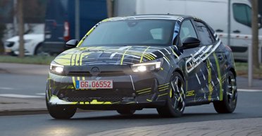 Новий заряджений Opel на 285 сил вперше помітили на дорогах (фото)