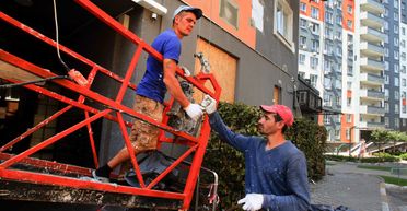 Робітник демонтував себе з 7-го поверху разом з балконом: засудили його керівника