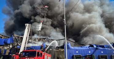 Намагаються локалізувати вогонь: з'явилися нові кадри наслідків удару по "Епіцентру" (відео)