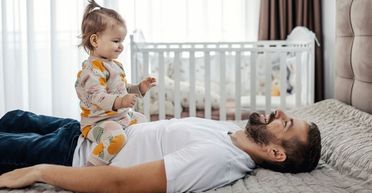 Папа показал метод "горизонтального воспитания": дети счастливы, пока он спит (видео)