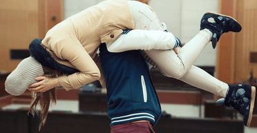 Чоловік утік із зали суду з дружиною на спині, щоб уникнути розлучення