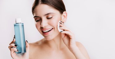 Нужно ли смывать тоник и мицеллярную воду: советы косметолога