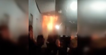 Кричали и убегали: в сети появились первые кадры взрывов в Торопце (видео)