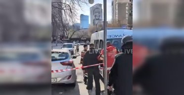 Инцидент возле Голосеевского ТЦК: СМИ сообщили о пострадавшем, который оказался в "скорой"