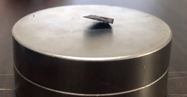 Найден "чудесный" сверхпроводник: умеет левитировать и работать при комнатной температуре