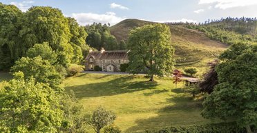 Прятали друга Муссолини и соратника Гитлера: в горах Шотландии продают домик с интересной историей