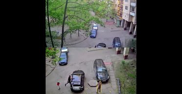 В Каменском во дворе многоэтажки мужчина в военной форме устроил стрельбу