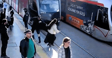 Женщина "залипла" в телефоне за секунду до катастрофы: ее спасло чудо (видео)