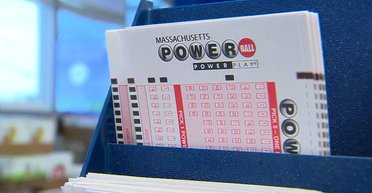 Жартував, що виграє в лотерею: чоловік віддав падчерці "обіцяний" джекпот