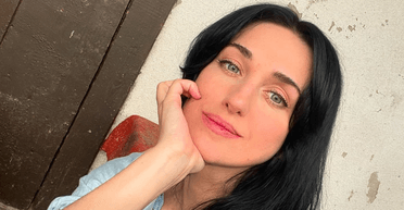 Сам нарвался: зритель "подставил" народную артистку во время выступления в театре (видео)