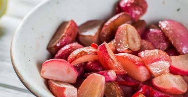 Салат зі смаженою редискою: рецепт незвичайної весняної страви