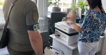 Заказывала овощерезки и барабаны для укрытий: в Киеве чиновницу обвинили в растрате