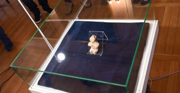 Ей 6000 лет: ученые обнаружили древнюю фигурку из известняка в Польше (фото)