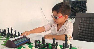 Трехлетний мальчик из Индии стал самым молодым в мире игроком в шахматы, достигшим официального рейтинга