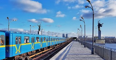 В вагон метро в Киеве бросили "мину": станция "Днепр" перекрыта, — соцсети (видео)