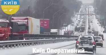 Киев сковали сильные пробки из-за непогоды: где самая сложная ситуация (видео)