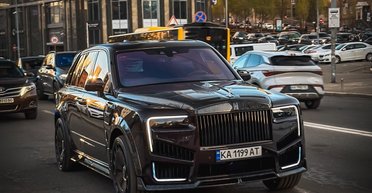 Роскошь и эпатаж: в Киеве заметили новейший кроссовер Rolls-Royce с ярким тюнингом (фото)