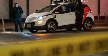 Повстання машин: у США безпілотне таксі збило жінку і зупинилося над нею (фото)