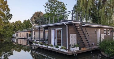 По сусідству із зірками: жінка живе в крихітному плавучому будинку на "секретному острові"