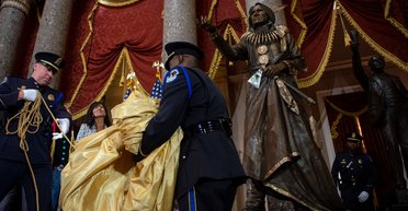 Атака дронов, Стоящий Медведь в Капитолии и новый британский авианосец. Главные фото недели