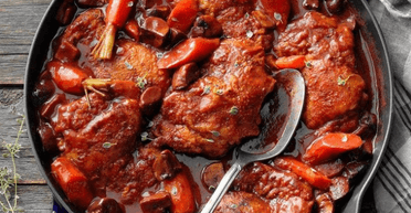 Курячі стегенця в червоному вині з беконом і грибами: ідеальний рецепт смачної вечері