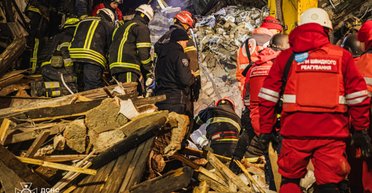 Удар РФ по житловому будинку в Харкові: рятувальники деблокували тіла жінки та дитини