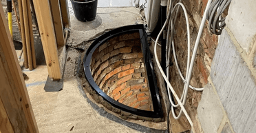 Подружжя знайшло 200-річний "колодязь бажань" під підлогою у своєму передпокої (фото)