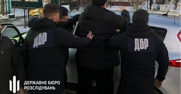 Зловили на гарячому: викрили працівника ТЦК, який допомагав ухилянтам (фото, відео)