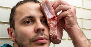 Навіщо герої фільмів прикладають до синців сирі стейки: чи варто це робити