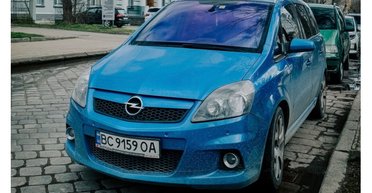 Спорткар для всей семьи: в Украине заметили редкий заряженный минивэн Opel (фото)