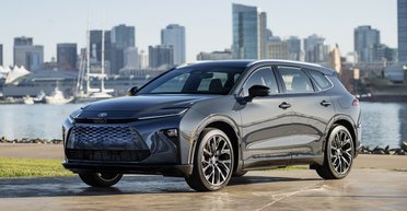 Почти Lexus: на рынок выходит премиальный семейный кроссовер Toyota (фото)