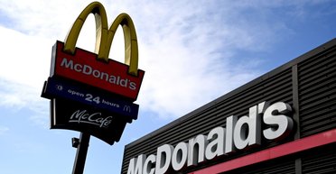Хэппи Мил не для всех: McDonald's запретил вход детям до 16