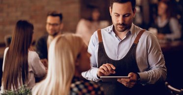 Жінка кинула в страву таргана, щоб не платити у ресторані: її зняла камера відеонагляду