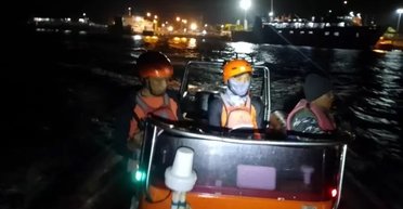 Утонул в бурном море: паром с десятками людей ушел под воду на Бали (фото, видео)