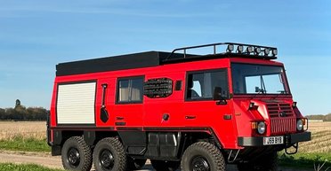 Старое пожарное авто превратили в двухэтажный автодом для самых суровых условий (видео)